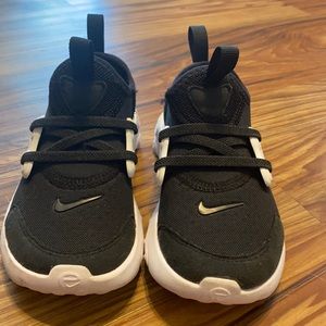 Boys black Nike Presto size 9C
